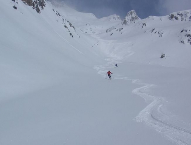 在原始风景中滑雪 